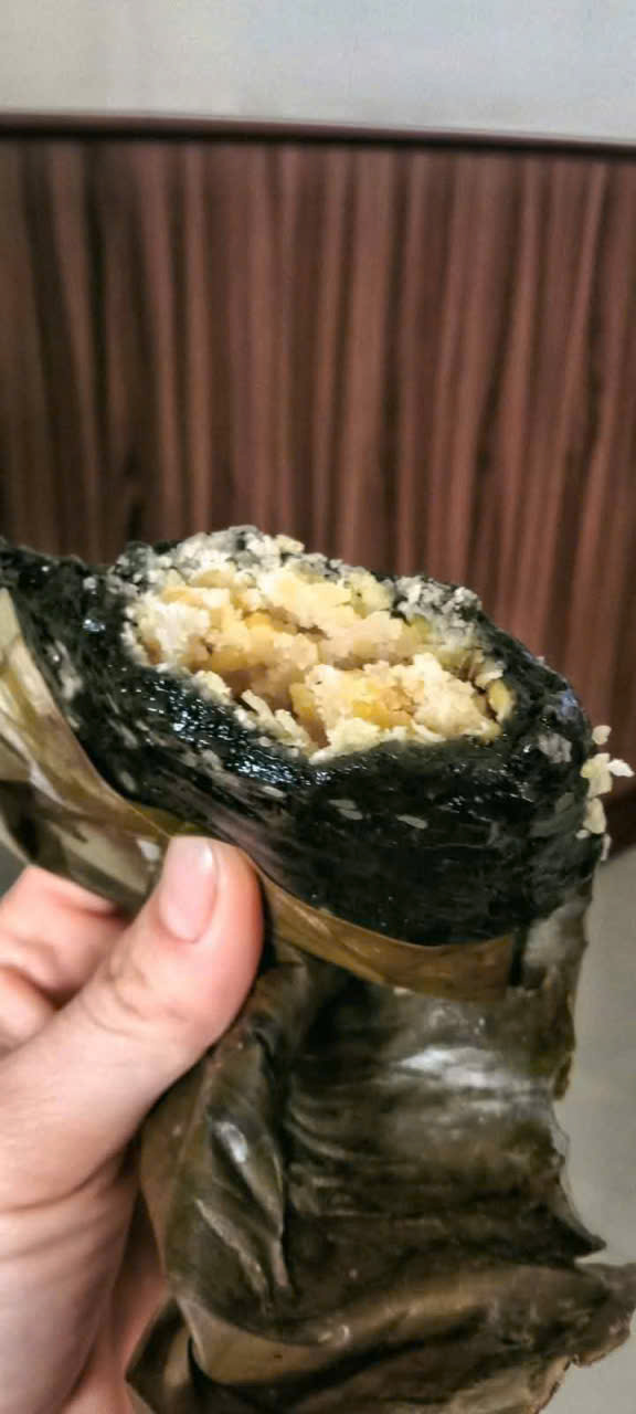 Vỏ bánh dẻo mềm, nhân đậu xanh bùi thơm