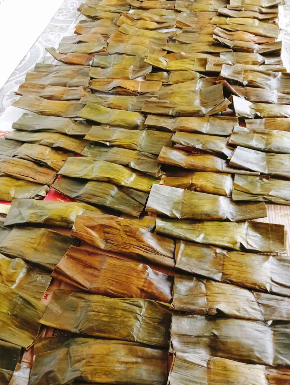 Từng mẻ bánh được gói thủ công