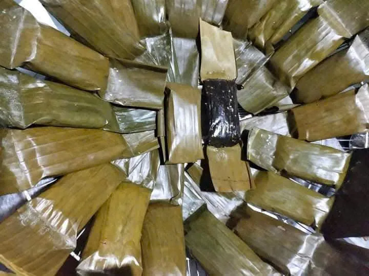 Bánh gói lá chuối, xếp thành phần quà