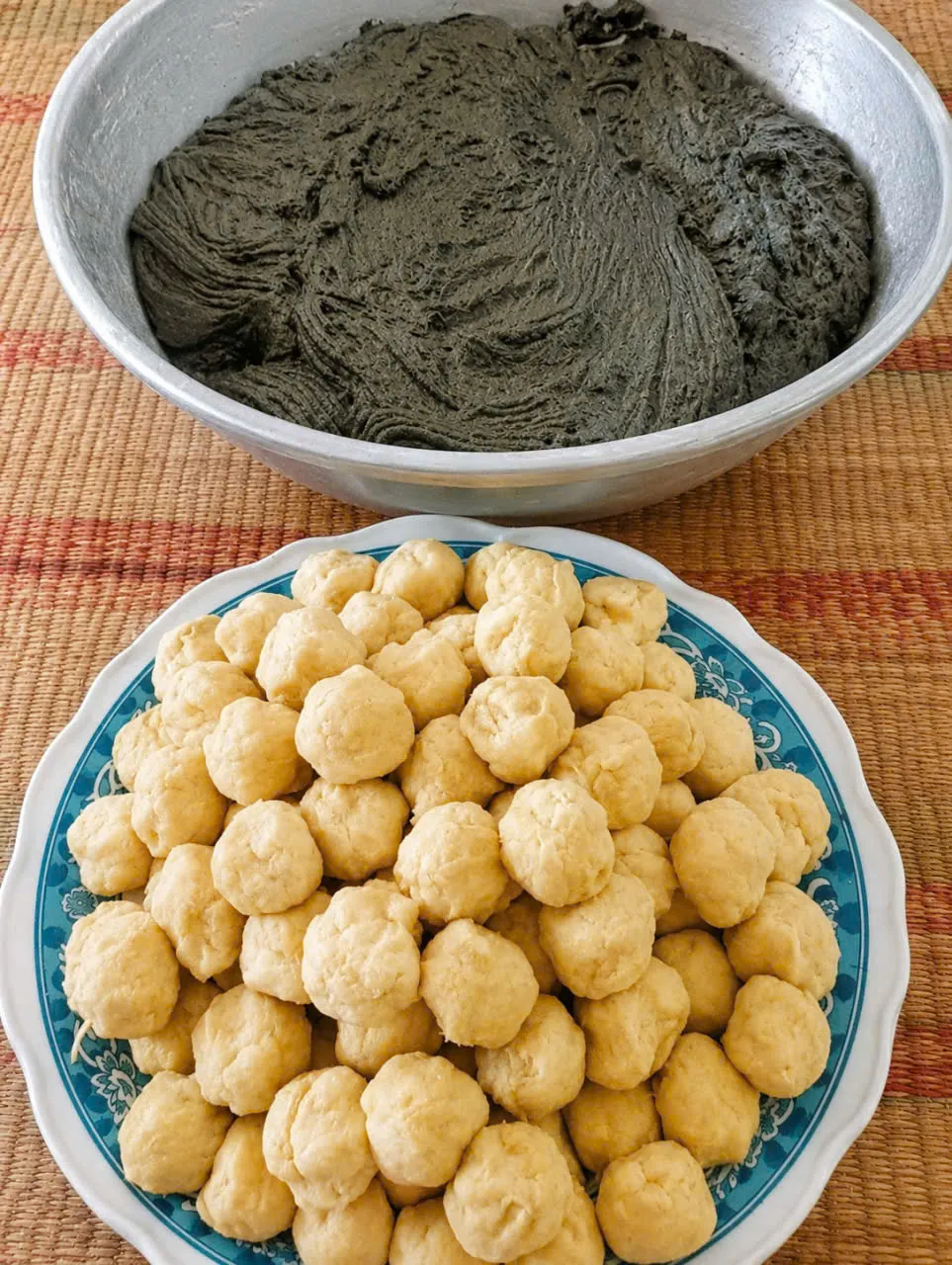 Làm bột lá gai: Lá gai được nấu và giã nhuyễn rồi trộn cùng bột nếp, tạo nên khối bột màu đen đặc trưng, dẻo mịn.