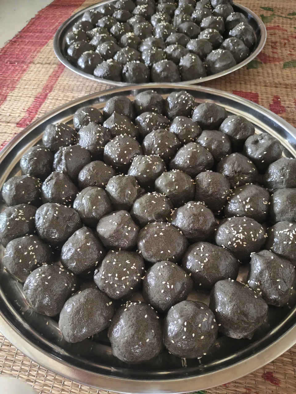 Viên bánh lăn mè trắng trước khi gói